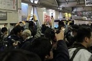 東急東横線渋谷駅「最後の日」、別れ惜しむ人々で大混雑 「鉄道ファン」ほか一般人も撮りまくり