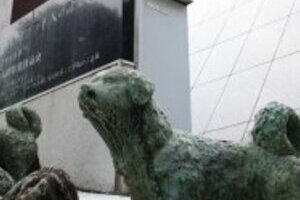 「南極物語」のタロ・ジロ像、15日撤去　東京タワーに苦情殺到、ネットで「署名活動」も