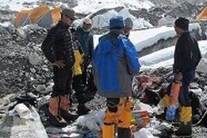 登山ルートにゴミ散乱、山頂付近は「大渋滞」　エベレスト登山者急増で深刻化する環境問題
