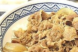 牛丼戦争、5月は吉野家に軍配　客数30％伸び、2カ月連続の売り上げ増