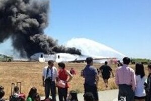 脱出時は「荷物持ち出し」御法度なのに･･･　アシアナ航空事故で「ルール破り」、批判続出
