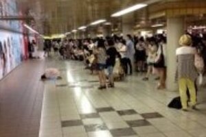 通路に跪き、股間に顔近付ける女性たち　新宿駅「嵐ポスター」前で起きたお下劣騒動