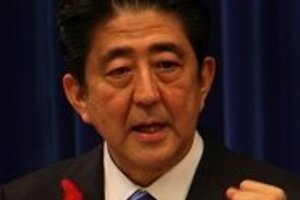 安倍首相が消費税8％正式表明　低所得者2400万人に1万円を支給