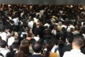 人があふれて乗れない！　台風26号で首都圏の通勤の足、大混乱