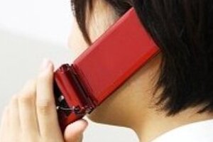 ガラケーは死なず　NTTドコモ1年ぶりに新機種