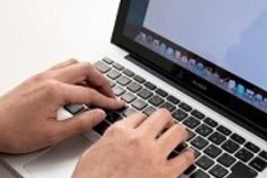 パソコンの前で気づくと呼吸が止まっていた　「メール無呼吸症候群」がネットで話題