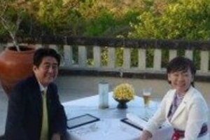 安倍首相、昭恵夫人に「降伏」　原発、消費税反対でも夫婦円満
