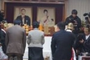 「大統領失格」突きつけられた朴槿恵　父・朴正煕「神格化」で乗り切りに必死