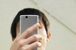 「スマホ中毒」が首の痛み引き起こす　「ストレートネック」患者急増中
