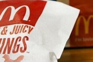 マクドナルド店頭から鶏肉商品消えた　入口に「お知らせ」、メニューに「品切れ」シール