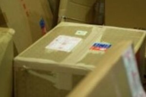 アート引越センターで女性従業員を梱包、蹴るなどの暴力行為？　ツイッターに複数の「犯行」写真がアップされネットが騒然！