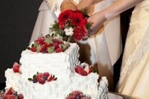 結婚披露宴で音楽流すと著作権料発生？　好きな楽曲集めた「オリジナルCD」に注意