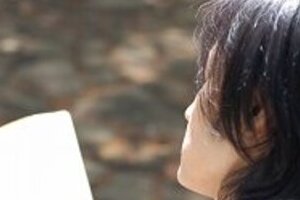 大学生「読書時間ゼロ」初の4割超え　本を買わず、電車内でスマホいじるばかり