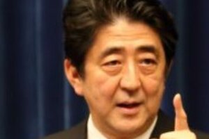 安倍首相が増税後の買い物パフォーマンス　「高くなった」発言に批判も