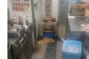 「すき家」店員、営業中に厨房で爆睡？　客がツイートで暴露、人手不足のせいなのか