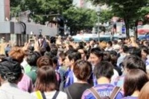 渋谷交差点「厳戒態勢」でハイタッチなし　「集団で騒ぎ」も警官投入で解散