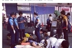 新宿コマ前で若い女性が集団で倒れている！！　いったい何が起きた！ネット上で衝撃広がる