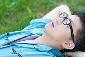 「週休4日で月収15万円」の仕事を紹介する　本当の夢を追う若者を支援、果たして成果は？