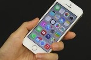 アイフォーンの新OS「iOS 8」アップデートで防水になった！ デマが広がりツイッターで水に浸した報告も