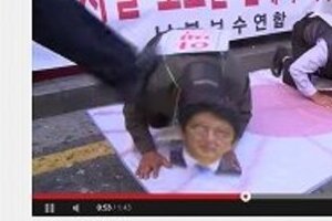 安倍首相と前ソウル支局長が土下座して足蹴にされる　朝鮮日報「トンデモパフォーマンス動画」に批判
