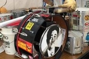 共産党、赤旗まつりで「安倍叩き」　首相顔写真入りドラムを叩く