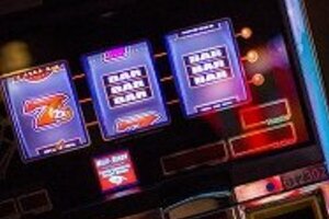 パチンコ人口がピーク時の3分1に激減、1000万人を切る　「AKB48」や人気アニメを使った台に若者は来なかった