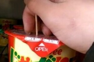 商品にようじ刺した「犯人」が逃亡宣言　「市橋達也になった気分」と動画投稿　