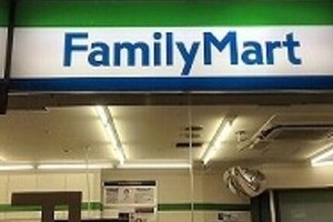 ファミリーマート「1店だけ」の半額セール　買い物客詰めかけ棚は次々と空っぽに