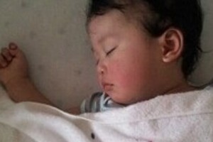 睡眠不足の子供は肥満になる率が高い　母親の労働時間の長さが影響？