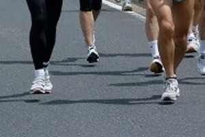 駅伝のたすき「投げ渡しは失格」　厳しすぎる判定のように思えるが...