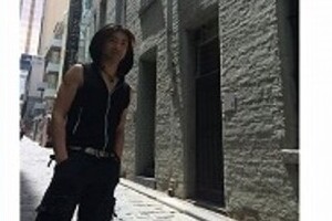 「テニプリ」作者がモデル顔負けのポージング披露　ファン「写真集欲しい！」