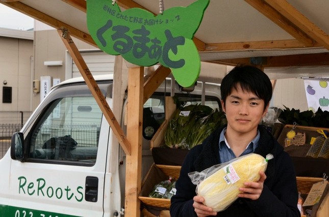 試行錯誤しながら野菜販売に携わる大学生、大里さん