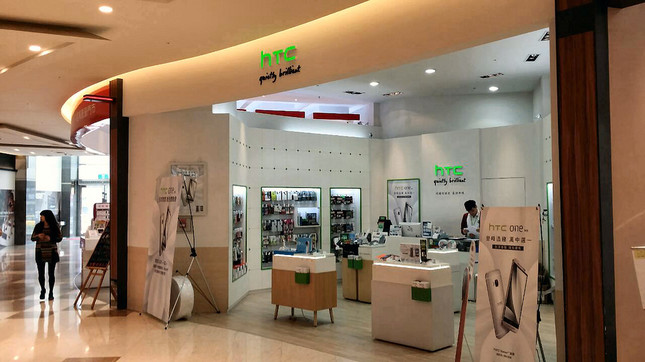 台湾・新竹のショッピングモール内にあるHTC専門店