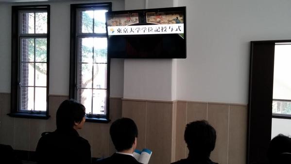 廊下でモニターを見る人も続出