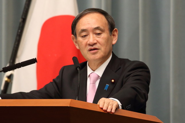 会見する菅義偉官房長官