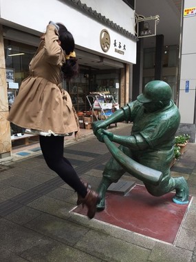 ツイッターに投稿された「ケツバット」の様子（写真は まめもや氏@3/31 かなぶどうかーん!  ＠naaaaaya1127 さん提供）