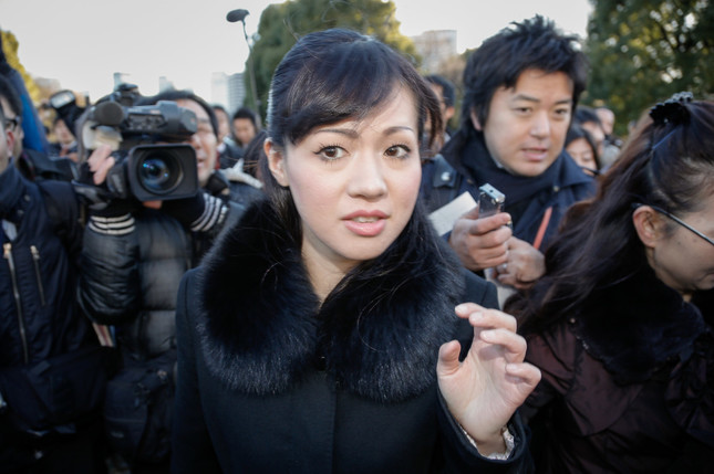 ばっちりメークは新人議員として初登院した2012年当時から（写真：アフロ）