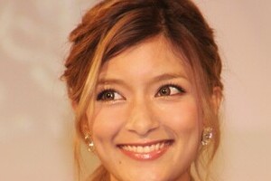 女性芸能人の「寝起き＆寝顔」公開ブーム　「本当に寝ているの」「誰が撮ったの」と疑問噴出
