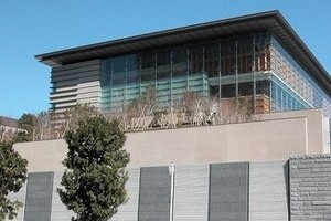 ドローン、「妨害電波」で撃退できる？　その技術的、法的問題を検証