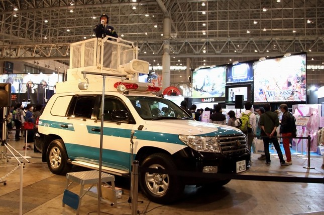 警視庁が初めてブースを出展。「DJポリス」が出迎えてくれる