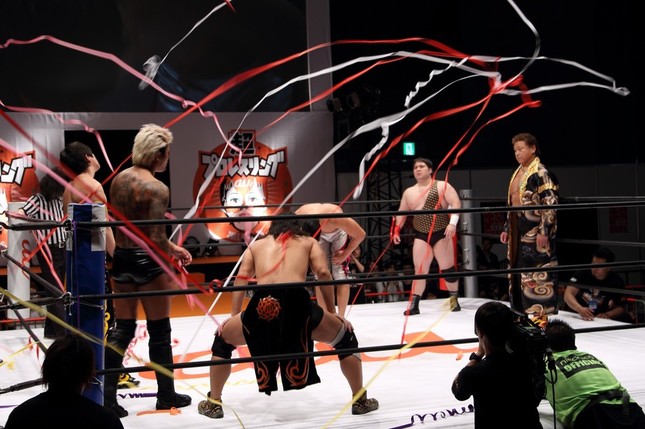 「超プロレスリング」では、15年11月で引退を表明している天龍源一郎選手（写真右）の参戦に歓声があがった