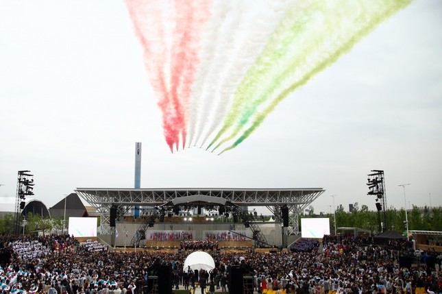 開会式会場上空にはジェット機が飛来し、イタリア国旗の3色で開幕を祝った