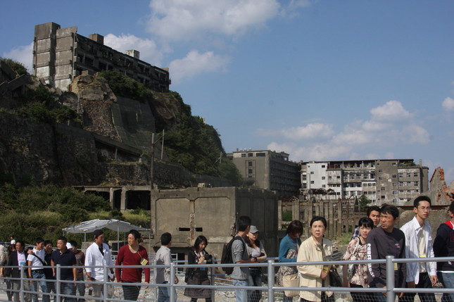 軍艦島には毎日多くの観光客が訪れる