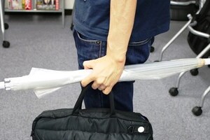 傘の「横持ち」は危険です！　娘をケガさせられた女性が必死の訴え