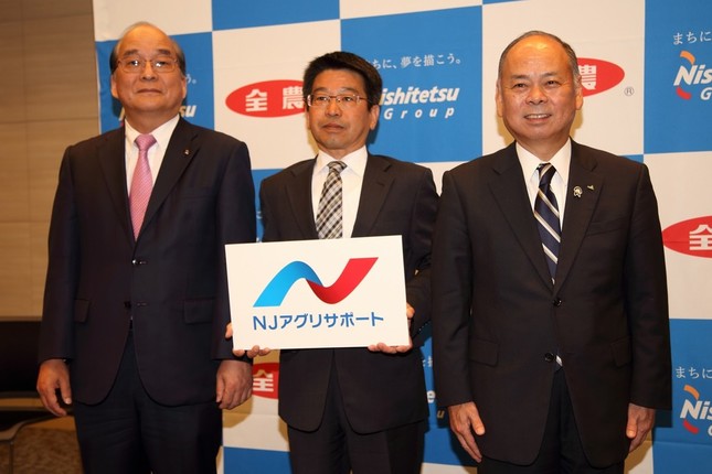 左から村岡潤一・JA全農福岡県本部県本部長、NJアグリサポート・松寺昌文社長、西鉄・倉富純男社長