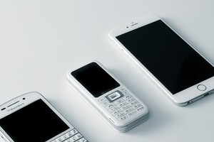 KDDIが営業利益で初のドコモ抜き　携帯電話トップ3社、決算で異変