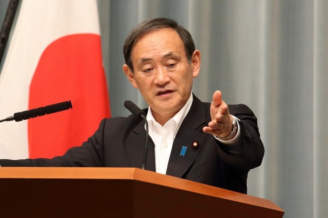 会見で記者を指名する菅義偉官房長官