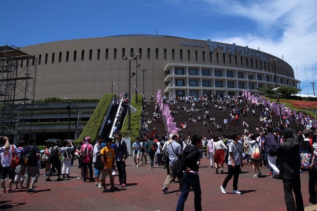 ヤフオクドームでは約3万2000人が開票を見守った