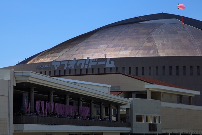 HKT48劇場（手前）とヤフオク！ドームは目と鼻の先だ