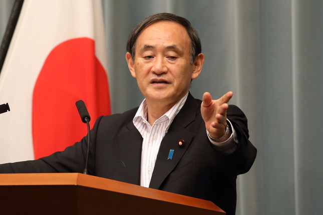 記者会見する菅義偉官房長官